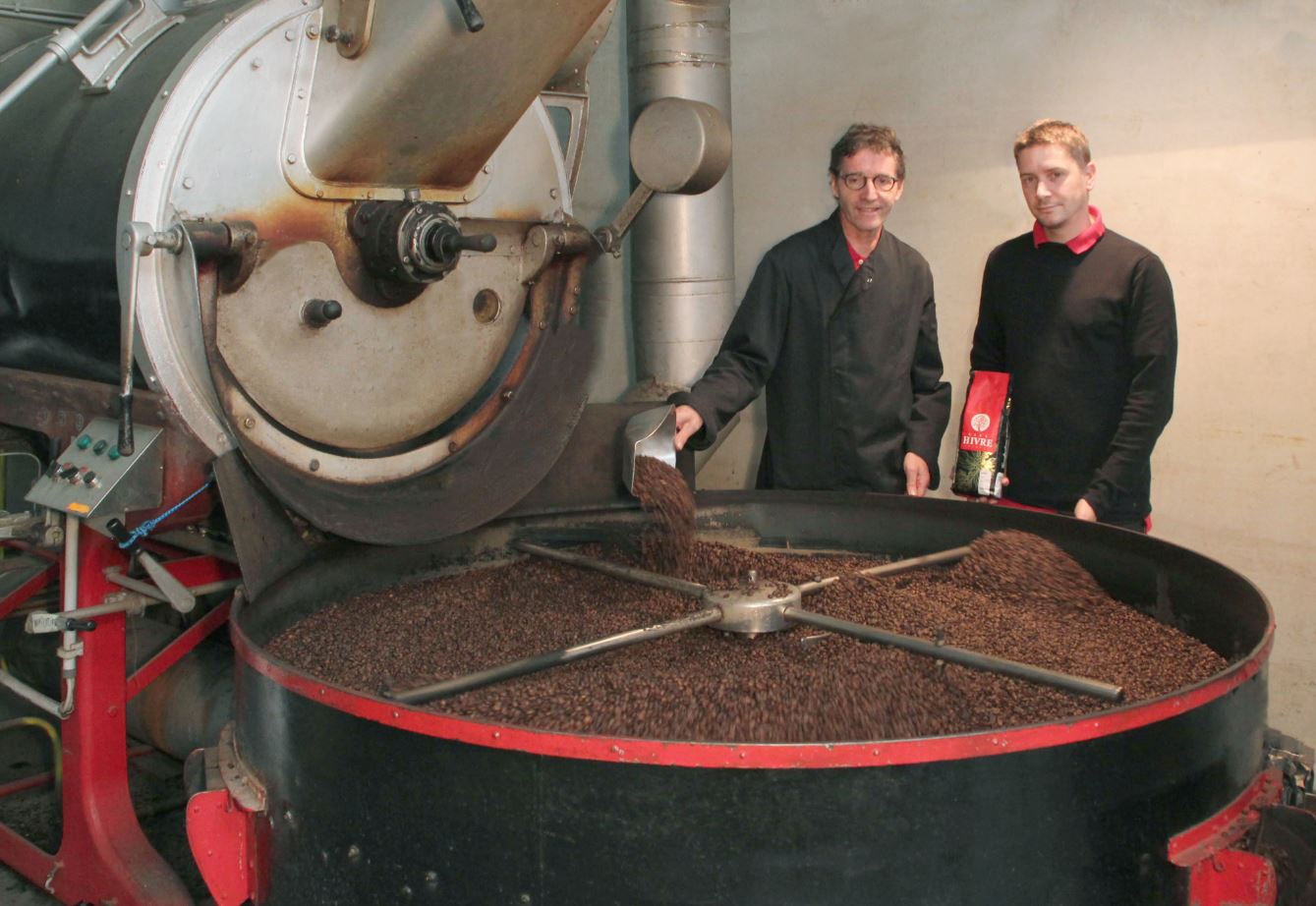 Thierry et Axel Leroy devant le refroidisseur de café