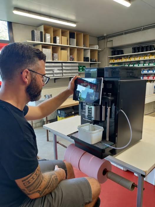 Technicien Cafés Leroy intervenant sur une machine à café professionnelle